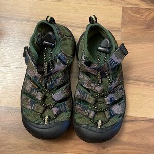 Kids camo keen sandal size 11 very good used condition